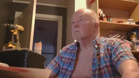 arcticman44 online show from April 19, 2026, 7:05 pm