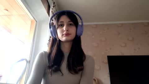 Mia online show from December 3, 2025, 11:08 am