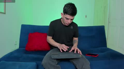 Snapshot of ares_johnsonn chatting on October 1, 2025, 12:44 pm Ares online show from October 1, 2025, 12:44 pm