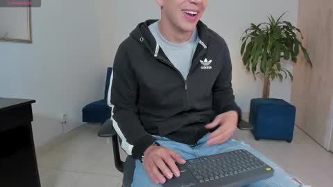 Snapshot of ares_johnsonn chatting on October 14, 2025, 3:24 pm Ares online show from October 14, 2025, 3:24 pm