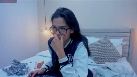 Snapshot of ari_cooper_ chatting on December 2, 2025, 12:43 pm Ara online show from December 2, 2025, 12:43 pm