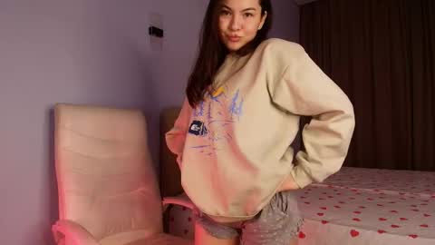 Snapshot of ari_kitsu chatting on June 2, 2026, 7:38 pm Defne online show from June 2, 2026, 7:38 pm