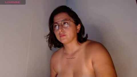 Snapshot of aria_bronw chatting on April 26, 2026, 11:35 pm AriaBronw online show from April 26, 2026, 11:35 pm
