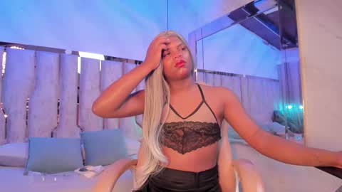 ariana_grande233 online show from March 15, 2026, 11:38 am