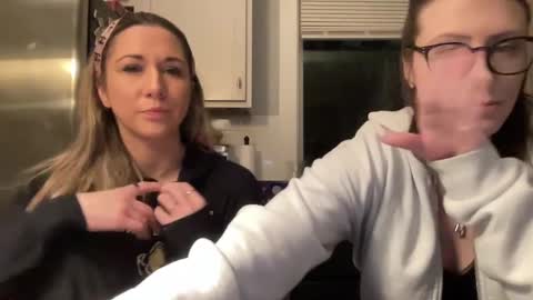 Snapshot of ariicutekitty chatting on February 6, 2025, 1:05 am airskiii online show from February 6, 2025, 1:05 am