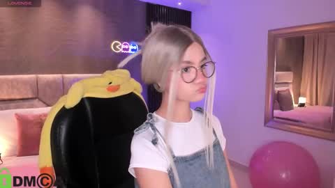 Snapshot of arinextdoor chatting on October 5, 2025, 11:46 pm Ari online show from October 5, 2025, 11:46 pm