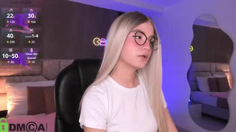 Snapshot of arinextdoor chatting on October 10, 2025, 11:04 pm Ari online show from October 10, 2025, 11:04 pm