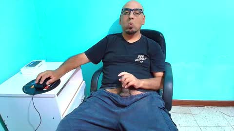 Snapshot of arnelux72 chatting on January 19, 2026, 5:44 am arnelux72 online show from January 19, 2026, 5:44 am