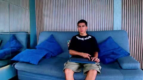 Snapshot of aron_pulse chatting on January 18, 2026, 2:21 pm aron_pulse online show from January 18, 2026, 2:21 pm