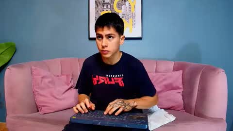 Snapshot of aron_pulse chatting on February 25, 2026, 2:27 pm aron_pulse online show from February 25, 2026, 2:27 pm