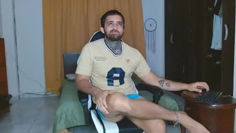 Snapshot of aronmiller404 chatting on December 3, 2024, 1:30 am aronmiller online show from December 3, 2024, 1:30 am