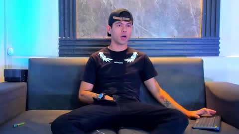 Aroon   online show from December 1, 2025, 11:48 am