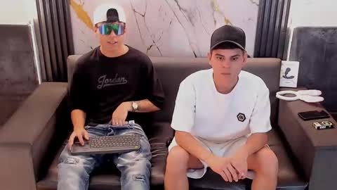 Aroon   online show from April 5, 2026, 3:58 am