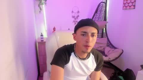 Snapshot of aroon_smith_ chatting on December 22, 2025, 12:46 pm Aron online show from December 22, 2025, 12:46 pm