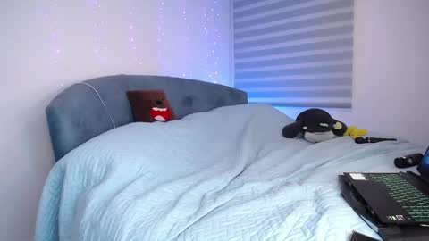 Snapshot of aschly_moon chatting on May 15, 2026, 11:23 pm Aschly online show from May 15, 2026, 11:23 pm