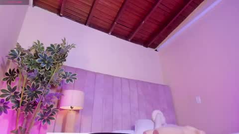 ashley_beaomunt online show from April 14, 2026, 11:05 am