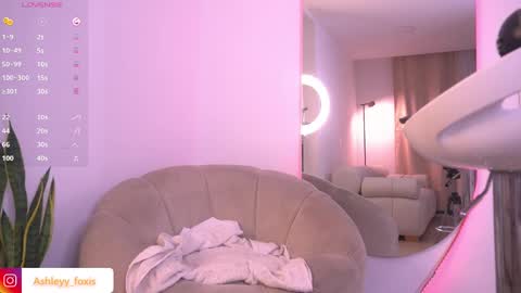 Snapshot of ashleyyfox_ chatting on February 14, 2025, 4:04 am Ashley Fox online show from February 14, 2025, 4:04 am