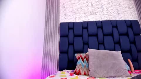 ashlybenison online show from January 28, 2025, 6:05 am