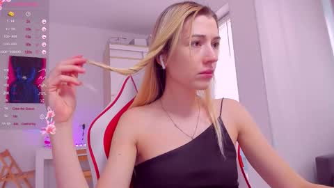 Snapshot of askcaroline chatting on September 28, 2025, 12:43 pm Caroline online show from September 28, 2025, 12:43 pm