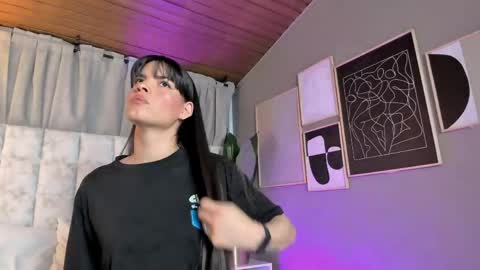 astrid_velle online show from June 4, 2026, 12:38 am