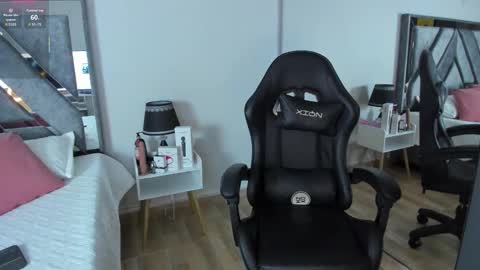 Snapshot of astrid_williams_ chatting on January 6, 2026, 8:56 pm Astrid online show from January 6, 2026, 8:56 pm