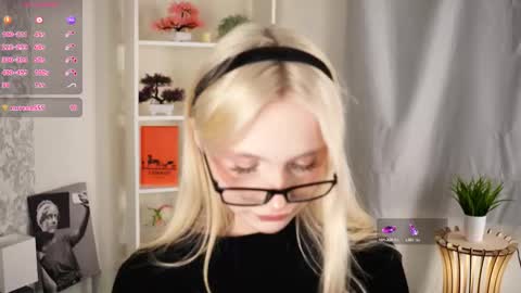 Snapshot of astridweickum chatting on November 20, 2025, 4:18 pm Kate online show from November 20, 2025, 4:18 pm