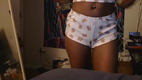 Snapshot of atirahcali chatting on October 5, 2025, 9:45 pm AtirahCali online show from October 5, 2025, 9:45 pm