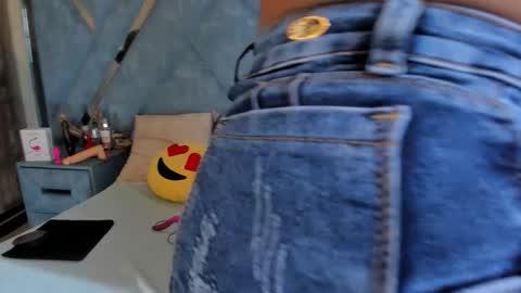 Monii Yi online show from February 10, 2026, 2:59 am