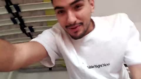 auron_merrow online show from April 3, 2026, 3:21 pm