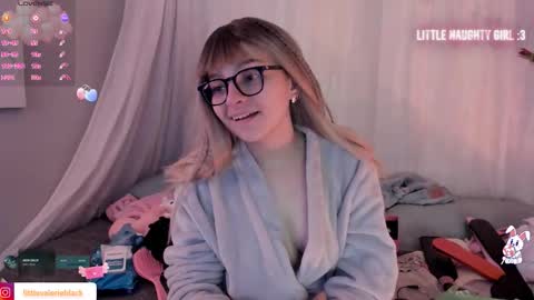 Snapshot of aurora_blaack chatting on November 19, 2025, 4:01 am val online show from November 19, 2025, 4:01 am