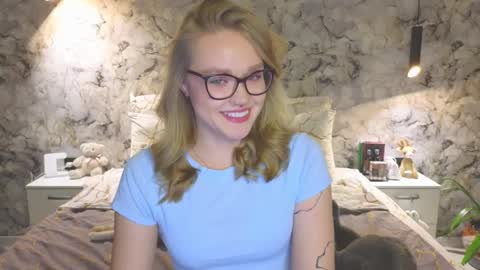 Snapshot of aurora_golden chatting on October 27, 2025, 4:11 pm Kate online show from October 27, 2025, 4:11 pm