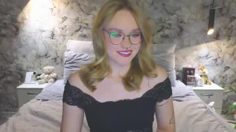 Snapshot of aurora_golden chatting on November 7, 2025, 5:24 pm Kate online show from November 7, 2025, 5:24 pm