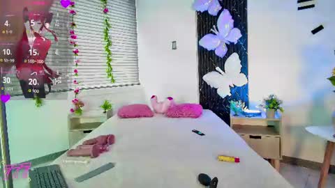 Snapshot of aurora_petitee chatting on June 24, 2026, 1:43 pm Aurora online show from June 24, 2026, 1:43 pm