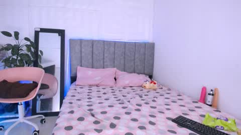 INSTAGRAM AURORA MCRY online show from October 31, 2025, 6:14 am