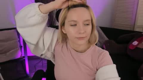 aurorawrenfield online show from February 3, 2026, 7:35 am