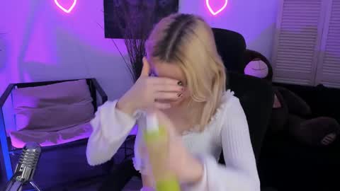 aurorawrenfield online show from April 2, 2026, 4:21 am