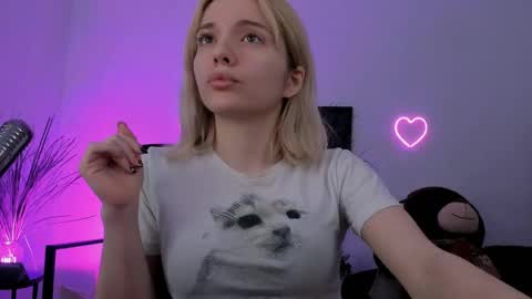 aurorawrenfield online show from April 13, 2026, 4:07 am