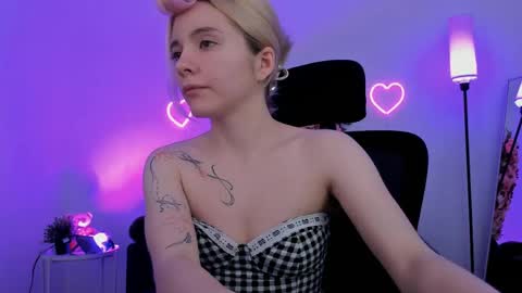 aurorawrenfield online show from April 17, 2026, 4:37 am