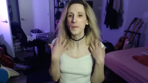 Ava online show from February 10, 2026, 11:42 pm