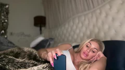 AvalonnFoxx online show from December 2, 2024, 12:07 pm