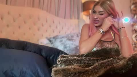 AvalonnFoxx online show from December 18, 2024, 3:33 pm