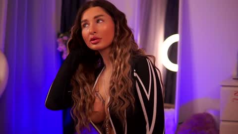 Snapshot of avashay chatting on January 19, 2025, 12:06 am Carina online show from January 19, 2025, 12:06 am