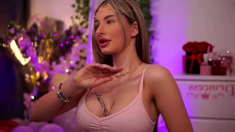 Snapshot of avashay chatting on February 17, 2025, 1:04 am Carina online show from February 17, 2025, 1:04 am