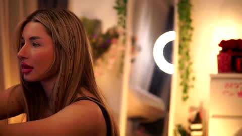 Snapshot of avashay chatting on February 25, 2025, 1:41 am Carina online show from February 25, 2025, 1:41 am