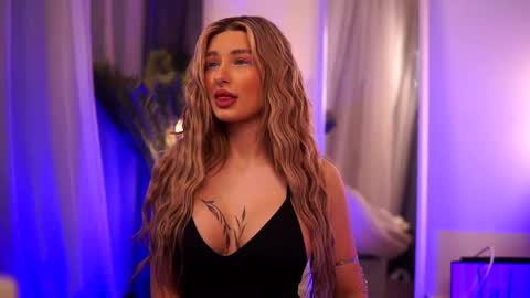 Snapshot of avashay chatting on March 5, 2025, 10:54 pm Carina online show from March 5, 2025, 10:54 pm