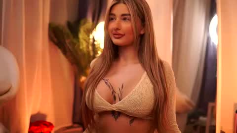 Snapshot of avashay chatting on March 10, 2025, 11:38 pm Carina online show from March 10, 2025, 11:38 pm