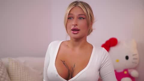 Snapshot of avashay chatting on September 12, 2025, 8:20 pm Carina online show from September 12, 2025, 8:20 pm