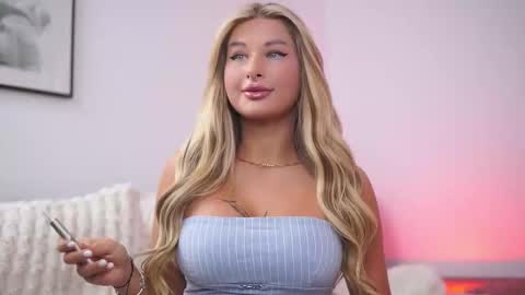 Snapshot of avashay chatting on September 23, 2025, 8:56 pm Carina online show from September 23, 2025, 8:56 pm