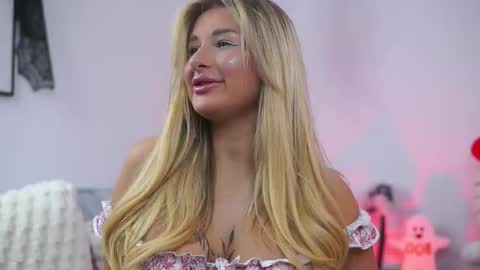 Snapshot of avashay chatting on October 27, 2025, 9:52 pm Carina online show from October 27, 2025, 9:52 pm