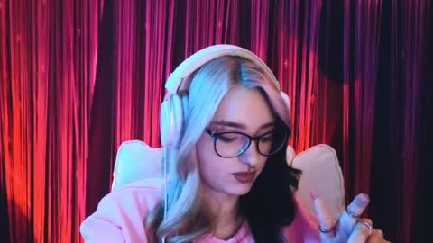 Avriel online show from February 14, 2025, 3:11 am